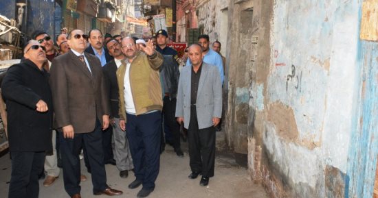 محافظ سوهاج يتفقد المنزل الآيل للسقوط وينقل الأسر المتضررة ويمنحهم 3 شقق