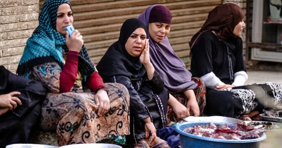 صورة اليوم.. وشوش شبابيك بتطل عالزمن
