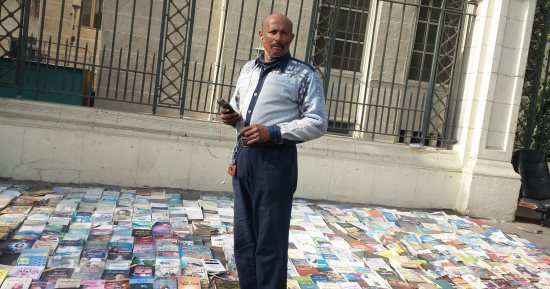 صيدلى يبيع الكتب تحت شعار: الغاوى يشترى بخسارة واللى بيتمنظر بغلى عليه