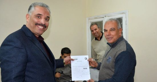 والد محمد صلاح يوقع توكيلا لتأييد السيسى فى انتخابات الرئاسة