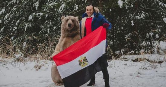 صور.. المصرى و"الدب الروسى".. صداقة خاصة بين شاب مصرى وأشهر دبة فى روسيا قبل المونديال.. جلسة تصوير تجمعهما مع علم مصر.. حسام: تعلمت منها معنى الوفاء.. وأتمنى مزيدا من الاهتمام بالحيوانات فى بلدى