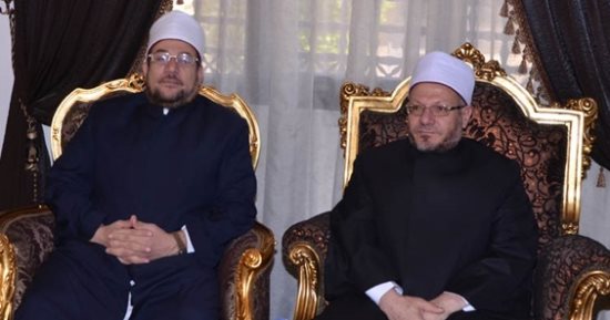 مفتى الجمهورية ووزير الأوقاف يؤديان واجب العزاء فى والدة مجدى عاشور
