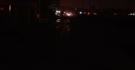 سائق يحذر من الظلام على الطريق الصحراوى والبكاتوشى فى الإسكندرية.. صور