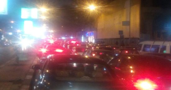 زحام مرورى نتيجة كسر ماسورة مياه رئيسية بطريق إسكندرية الصحراوى بالشيخ زايد 