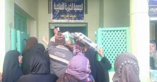 تضامن الدقهلية توزيع 350 بطانية وكرتونة إعانة لمستحقيها بالمنزلة