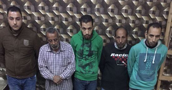 ضبط 5 أشخاص أثناء تنقيبهم عن الآثار داخل "حوش العائلة الملكية" بالخليفة