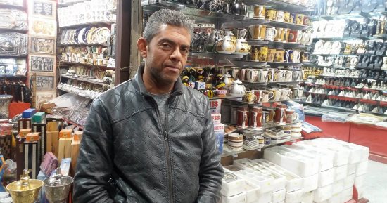 بائع أنتيكا يحلل شخصيات الأجانب.. الإنجليزى يخاف من الحسد والسعودى كريم 