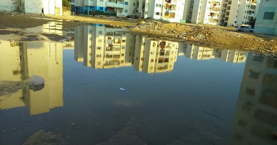 صور.. اضبط مخالفة.. غرق مدينة النهضة بالسويس بمياه الصرف بسبب خطأ مقاول