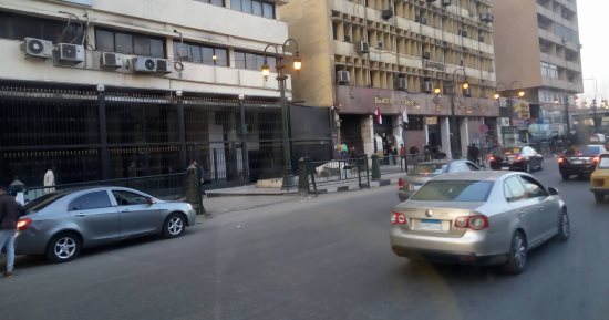 رغم دعوات الترشيد.. قارئ يرصد ترك أعمدة الكهرباء مضاءة نهارا فى ميدان رمسيس