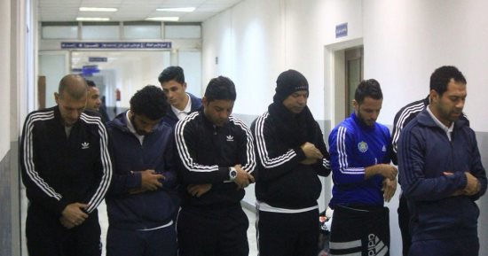 لاعبى الإسماعيلى يؤدون صلاة العشاء قبل مواجهة المقاولون