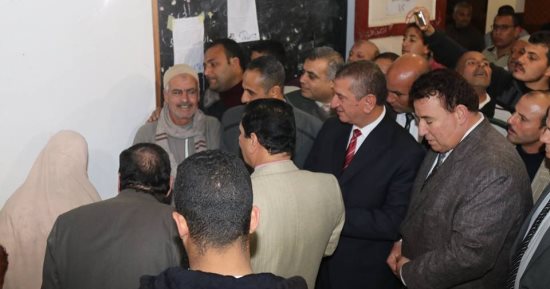 صور ..محافظ كفر الشيخ يتفقد فصول محو الأمية