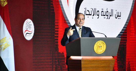 السيسى يبدأ مؤتمر حكاية وطن بالوقوف تحية لمصر والمصريين