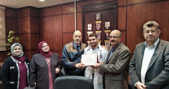 عميد الكبد القومى بالمنوفية يكرم الطبيب المثالي 