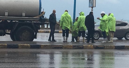 صور.. نوة الغطاس تضرب الإسكندرية.. ودوريات بالأحياء لرفع المياه من الشوارع