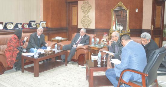 محافظ المنيا يتابع مع ممثلى مجلس الوزراء دفع العمل بالمشروعات المتعثرة