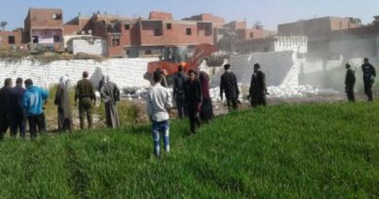 صور .. إزالة 17 حالة تعدى على الأراضى الزراعية فى بنى سويف