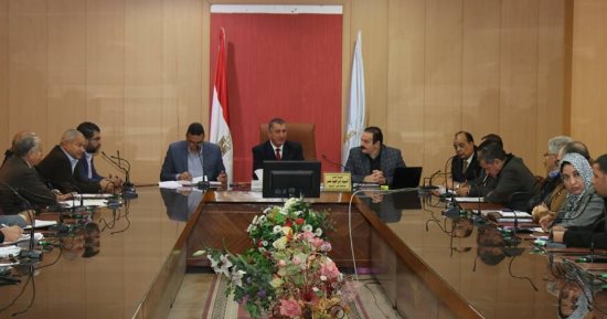 محافظ كفر الشيخ يناقش خطة تنفيذ المشروعات التنموية بالمحافظة