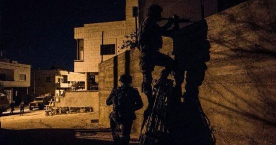 فيديو.. استشهاد فلسطينى فى غارة إسرائيلية بالضفة الغربية