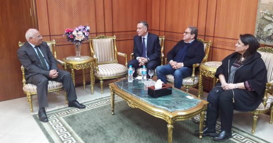 محافظ بورسعيد يبحث إقامة مصنع للنسيج مع مستثمرين إيطاليين ومصريين
