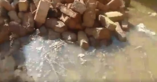 قارئ يشكو غرق شوارع قرية الريانية فى الأقصر بمياه الصرف الصحى