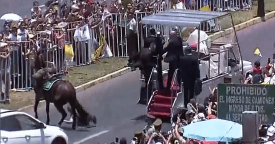 شاهد.. لحظة اصطدام سيارة بابا الفاتيكان بشرطى فى تشيلى