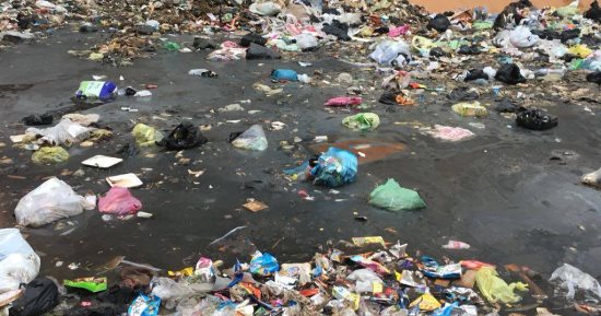 صور.. مستنقع صرف وقمامة يهدد حياة الأهالى بشارع عمار بن ياسر فى الشرقية
