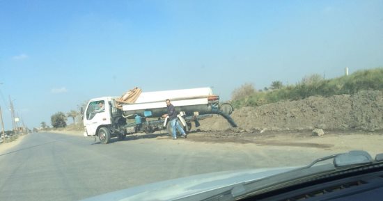 قارئ يرصد سيارة تلقى مخلفات الصرف بترعة فى العياط بمحافظة الجيزة