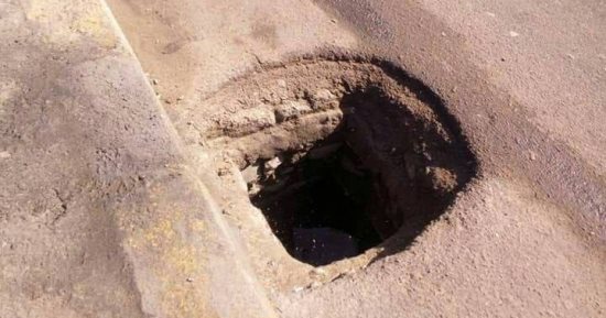 قبل الكارثة.. قارئ يحذر من وجود بلاعة مكشوفة على طريق البحر فى محطة الرمل