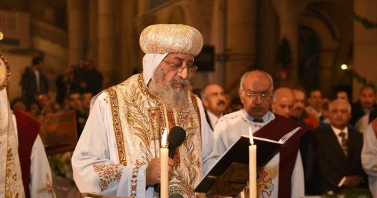 الكنائس تؤدى صلوات القداس الإلهى"الغطاس".. البابا تواضروس يغسل أرجل شعب الكنيسة تيمنًا بما فعله المسيح بتلاميذه.. الأقباط يفطرون على القلقاس بعد صيام يومين.. والقمص صليب: طقس اللقان يرتبط بأعياد ذات صلة بالماء