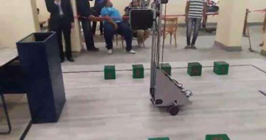 صور.. طلاب هندسة بنها يبتكرون "روبوت" لنقل الأشياء الثقيلة فى وقت قياسى