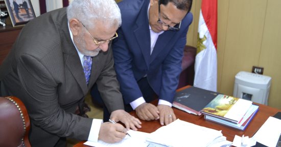 صور.. محاسب يتبرع لمحافظة الغربية بـ105ملايين جنيه لبناء مدرسة ومستشفى