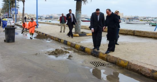 صور.. محافظ الإسكندرية يتفقد شبكة شنايش الأمطار بحى الجمرك