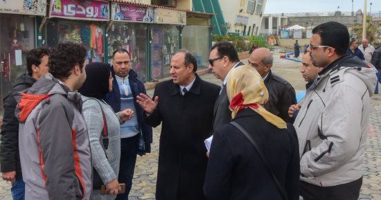 صور ..محافظ الإسكندرية يأمر بإزالة الإعلانات المخالفة خلال تفقده الأمطار 