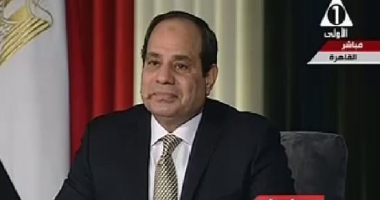 السيسى: "كنت بساعد أهل بيتى بشيل وأغسل معاهم الحاجة.. ولى الفخر"