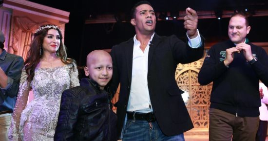 صور.. محمد رمضان يصطحب طفلا مريضا بالسرطان لتحية الجمهور بمسرحية أهلا رمضان
