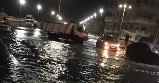 صور.. انفجار محول كهرباء وسقوط أعمدة إنارة واقتلاع أشجار بدمياط بسبب الرياح