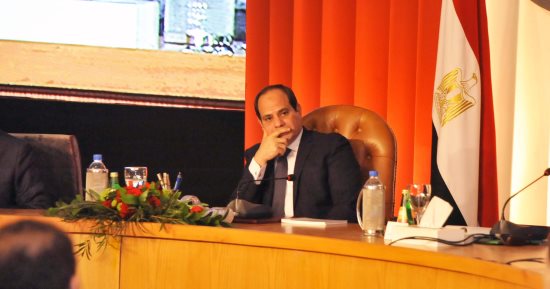 المصريون يسألون والسيسي يجيب: مصر أمانة ولن أسمح للفاسدين بالاقتراب من كرسى الرئاسة.. الرئيس بـ"حكاية وطن": بناء أى دولة يحتاج 20 سنة وأنا بحاول أخلص فى 8 فقط..يؤكد: نحمى حقول غاز على مسافة 200 كيلو من شواطئنا