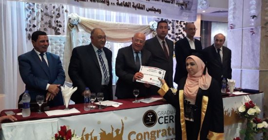صور.. محافظ بورسعيد يكرم خريجى الصيدلة بحضور النقيب العام