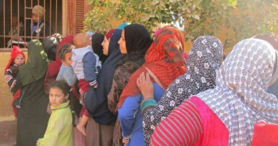 فحص 1365 مواطنا فى قافلة علاجية ببني سويف