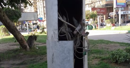 قارئ يحذر من وجود كابلات عارية بأعمدة الكهرباء فى شارع جامعة الدول بالمهندسين