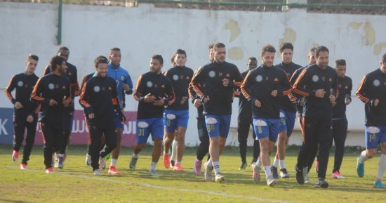 صور.. الجماهير تؤازر لاعبى الإسماعيلى استعدادا للأسيوطى