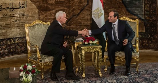 وول ستريت جورنال: بنس شعر بالإحباط من موقف السيسي ضد قرار ترامب