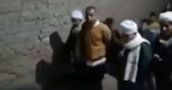 تداول فيديو اقتياد أهالى بالعياط لأمين الشرطة بعد اتهامهم له باغتصاب فتاة