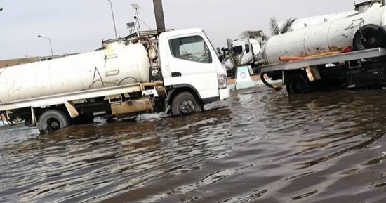 انفجار ماسورة صرف بحى فيصل يتسبب فى قطع طريق السويس ـ القاهرة