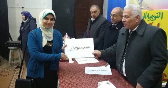 صور.. وكيل "تعليم البحيرة" يكرم أوائل الشهادات العامة