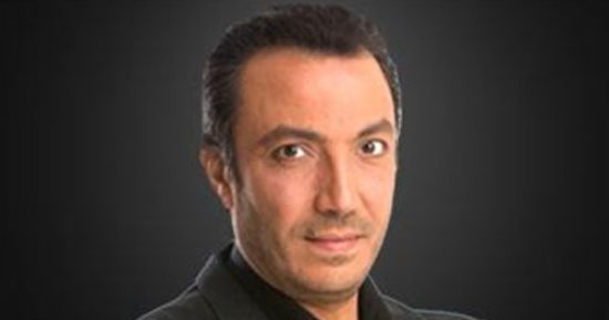 وفاء عامر وفتحى عبد الوهاب يعزيان طارق لطفى فى وفاة والدته