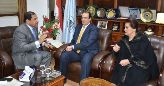 صور .. محافظ البحيرة تشارك فى تدشين مشروع "مصنعك بقريتك" بكفر الشيخ 
