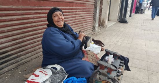 استجابة لـ"اليوم السابع".. رحلة عمرة ومعاش استثنائى لأشهر ماسحة أحذية بدمنهور