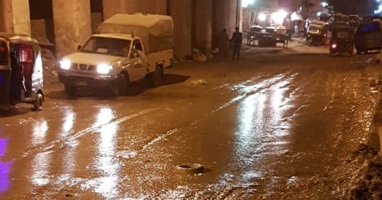 صور.. شكوى من طفح مياه المجارى أسفل نفق الدائرى فى الوراق بالجيزة
