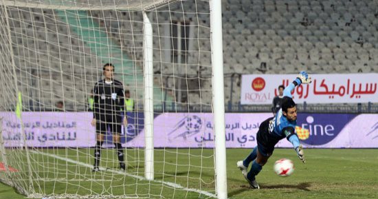 فيديو.. حارس المقاصة ينقذ مرماه من أخطر هجمات الأهلى 